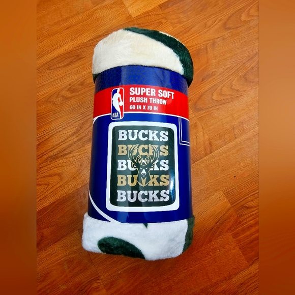 NWT MILWAUKEE BUCKS SUPER SOFT PLUSH THROW - Picture 1 of 2